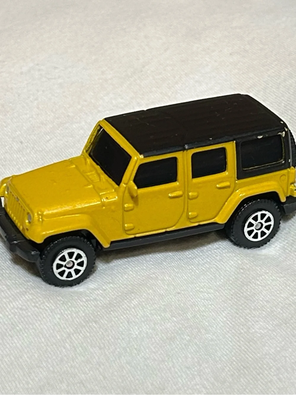 Maisto 2015 Jeep Wrangler Unlimited Yellow Black Hardtop 1/64 Diecast